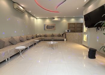 شاليه بمسبح ومسطح اخضر 
