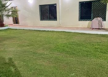 استراحة بمجالس واسعة ومسطح اخضر 