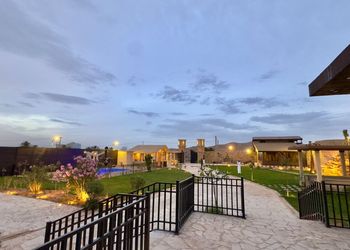 منتجع بمسطحات واطلالة على الجبل