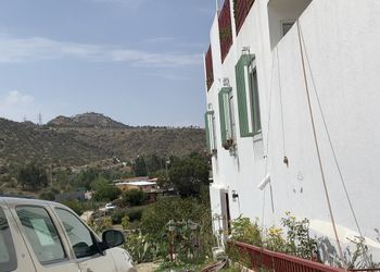 شقة بصالة جلوس وغرفة نوم 