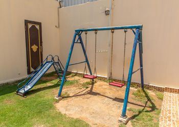 شاليه بمسطح اخضر وجلسة خارجية