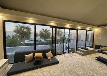 شاليه بمسطح اخضر ومسبح