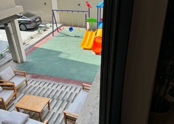 شقة بصالة انيقة وغرفتين نوم