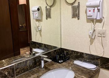 استديو بسرير ماستر وأثاث مريح 