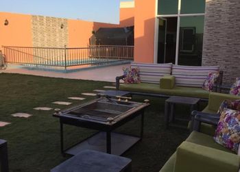 شاليه بمسطح اخضر ومسبح