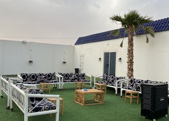استراحة  بمسبح ومسطح اخضر 