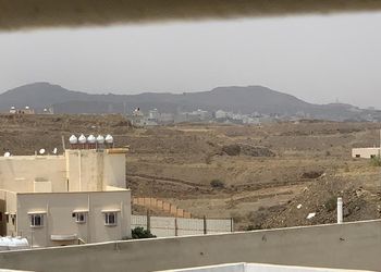 شقة بغرفة معيشة وغرفتين نوم 