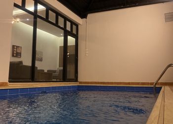 شاليه بصالة جلوس مطلة على المسبح
