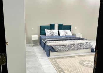 شاليه بألعاب أطفال ومسبح