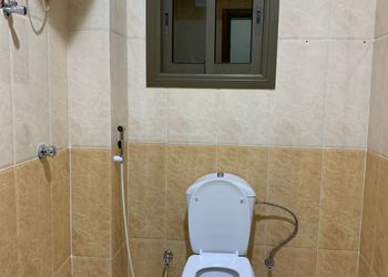 شقة بصالة جلوس وغرفتين نوم 