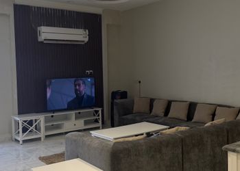 شاليه بصالة مطلة على المسبح 
