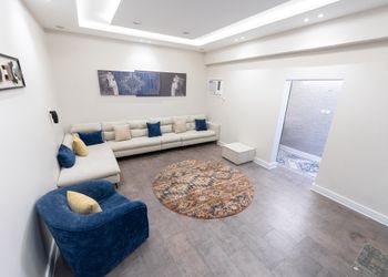 شقه بثلاث غرف نوم وجلسة خارجية