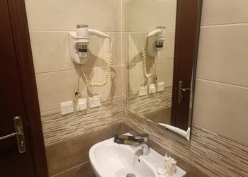 غرفة بأثاث مريح وبسيط