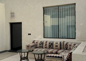 شاليه بجلسة تطل على مسبح داخلي 