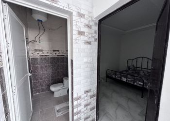 شاليه بمسطح اخضر وجلسة 