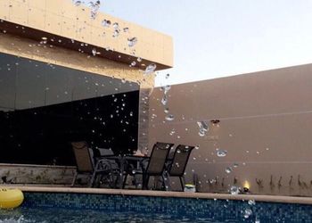 شاليه بجلسة تطل على مسبح خارجي 