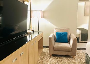 استديو بأثاث مريح وبسيط 