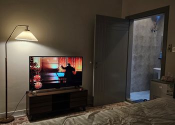 استديو بسرير ماستر وأثاث مريح 
