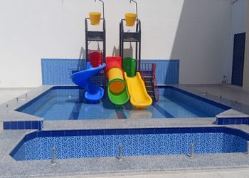 شاليه بمجلس وفناء خارجي