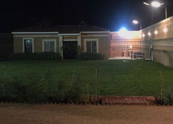 شاليه بمسطح اخضر وجلسة خارجية 