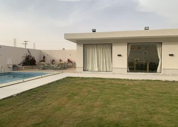 شاليه بمجلس مطل على المسبح 