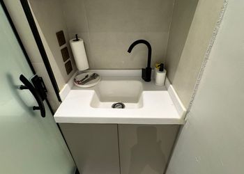 شقة بغرفة معيشة وغرفة نوم 