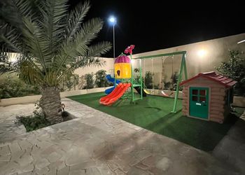 شالية بجلسة خارجية والعاب اطفال