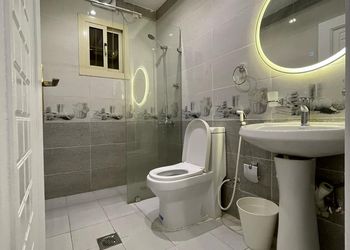 استديو بأثاث مريح وبسيط 