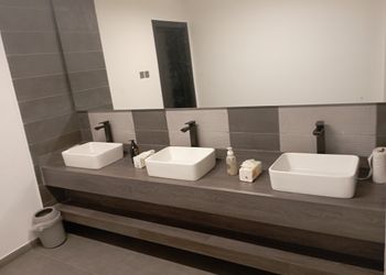 شاليه بمسطح اخضر وجلسة خارجية 