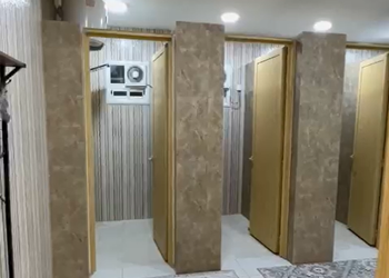 شاليه بمسبح داخلي وصالة جلوس 