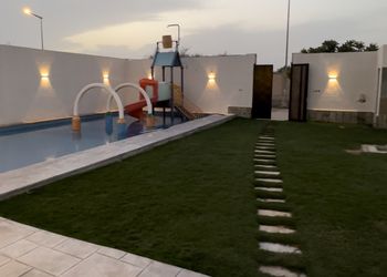شاليه بجلسة تطل على مسبح خارجي 