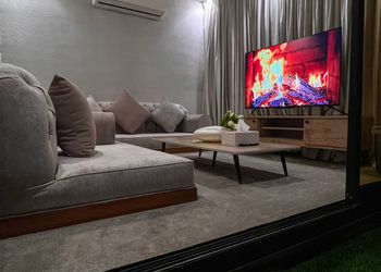 شقة بصالة وغرفة نوم وبأثاث مريح