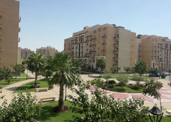 شقة أنيقة بصالة وغرف نوم ومجلس