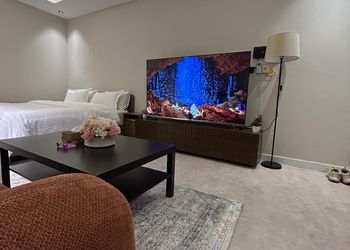 استديو بأثاث مريح وبسيط 