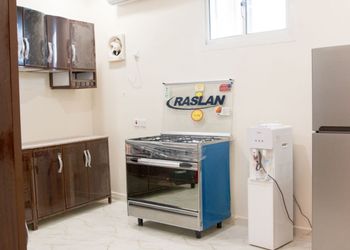 استراحة بمسطح اخضر ومسبح بألعاب مائيه 