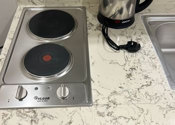 استديو بسرير ماستر وأثاث مريح 