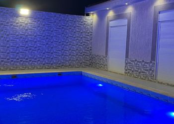 شاليه بألعاب مائية وجلسة خارجية