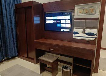 استديو بأثاث بسيط ومريح 