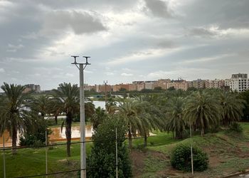 شقة بصالة وثلاث غرف نوم 