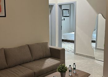 شقة بصالة مريحة وغرفتين نوم 