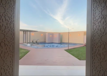 شاليه بمسطح اخضر وجلسة خارجية 