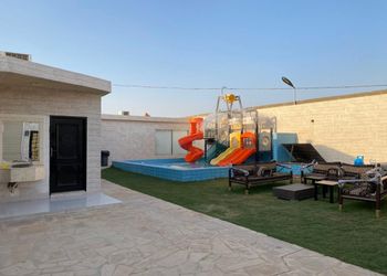 شاليه بمسطح اخضر وألعاب أطفال