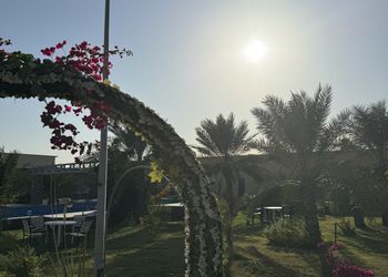 شاليه بتصميم كوخ وجلسة خارجية 
