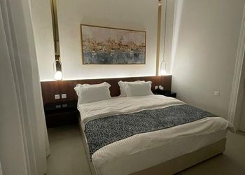 شقه مودرن بغرفتين نوم وموقع مميز