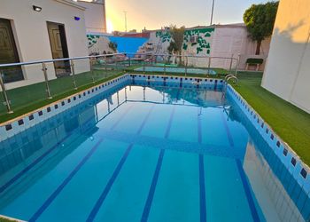 استراحة بمسطح اخضر وجلسه خارجيه