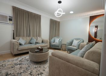 شقة بصالة أنيقة ودخول ذاتي 
