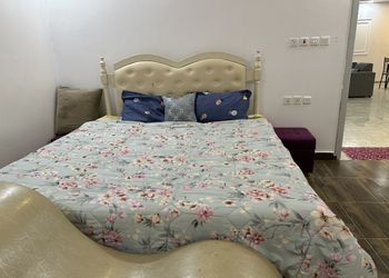 شاليه بمسطح اخضر وجلسة خارجية 