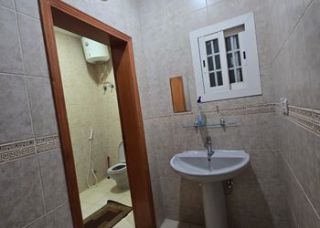 شقة بصالة أنيقة ودخول ذاتي