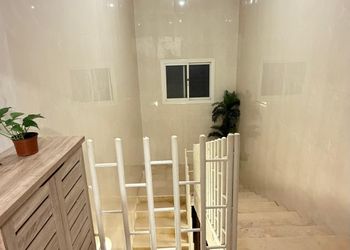 استديو بأثاث مريح وبسيط 