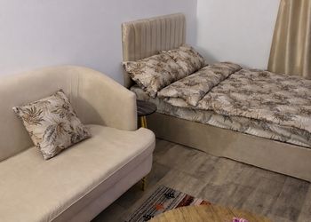 استديو بأثاث مريح وبسيط 